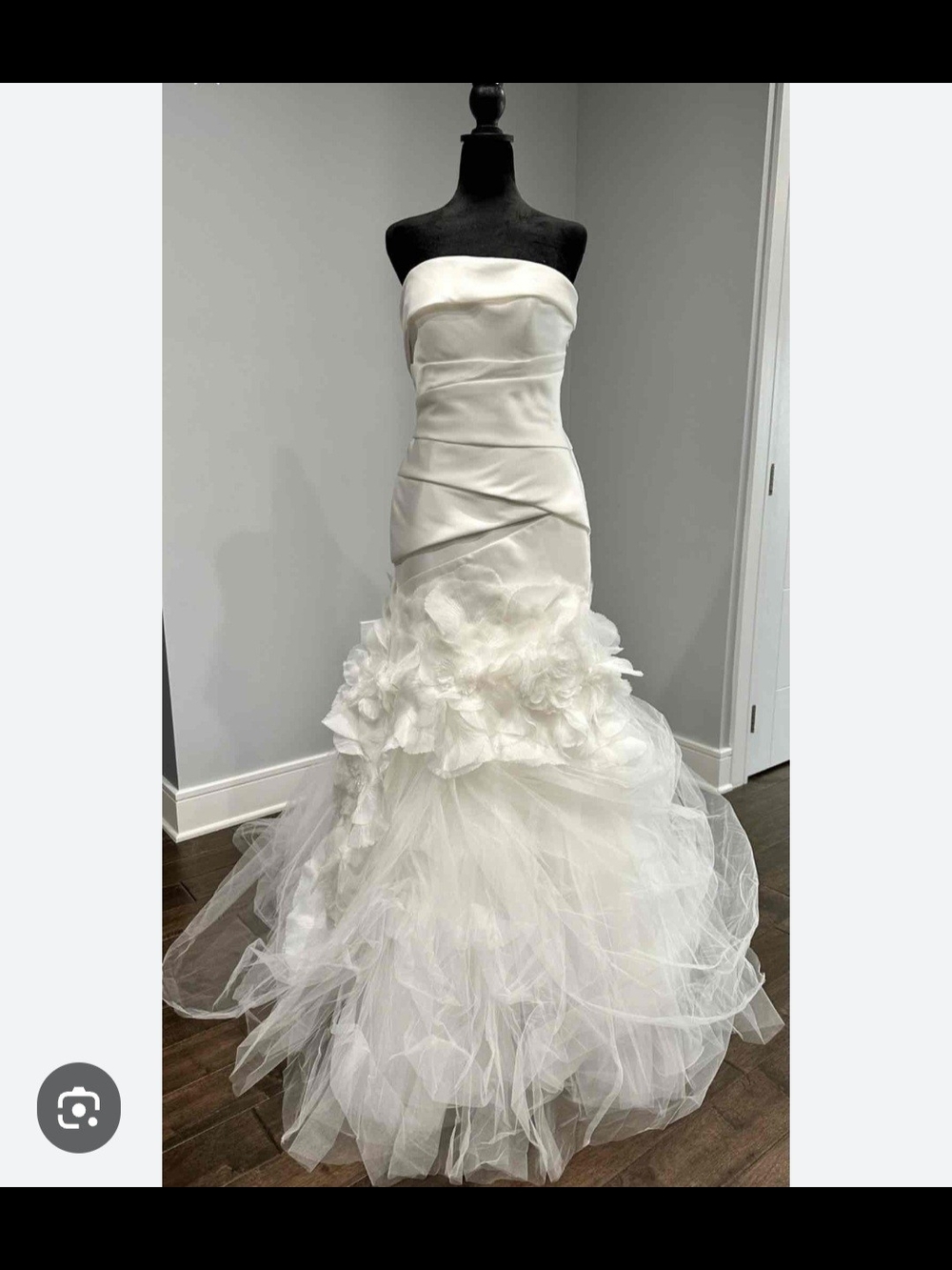 Vera Wang Eliette wedding dress. Vail included
Size 4